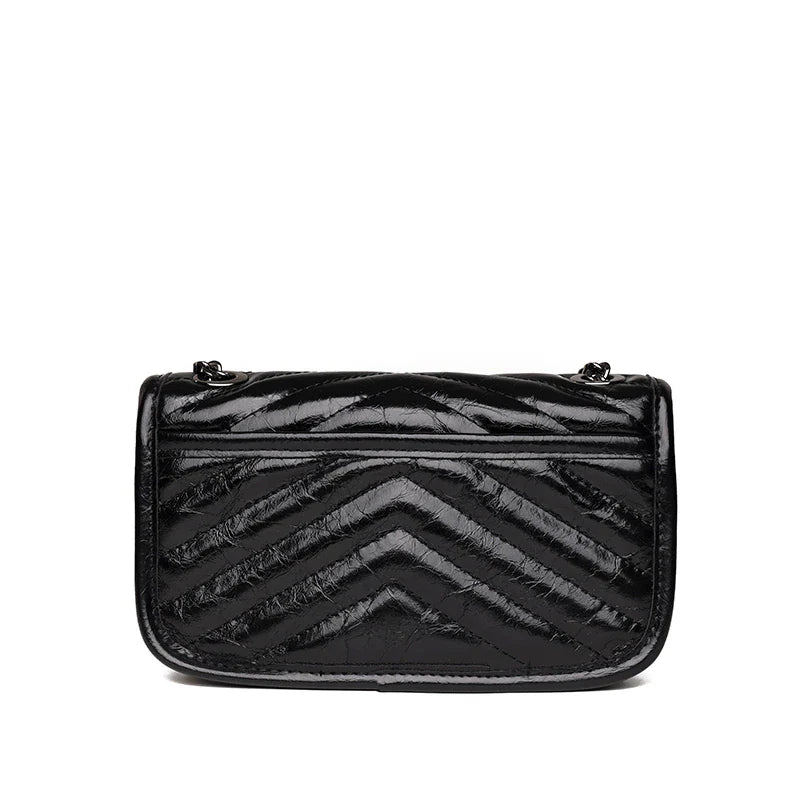 Bolsa Patrícia em couro legítimo, compacta, elegante e durável. Design minimalista com alça ajustável e interior espaçoso para itens essenciais do dia a dia.