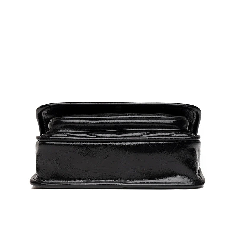 Bolsa Patrícia em couro legítimo, compacta, elegante e durável. Design minimalista com alça ajustável e interior espaçoso para itens essenciais do dia a dia.