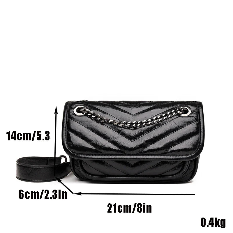 Bolsa Patrícia em couro legítimo, compacta, elegante e durável. Design minimalista com alça ajustável e interior espaçoso para itens essenciais do dia a dia.