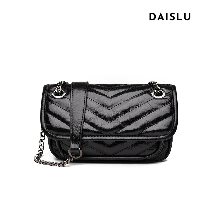 Bolsa Patrícia em couro legítimo, compacta, elegante e durável. Design minimalista com alça ajustável e interior espaçoso para itens essenciais do dia a dia.