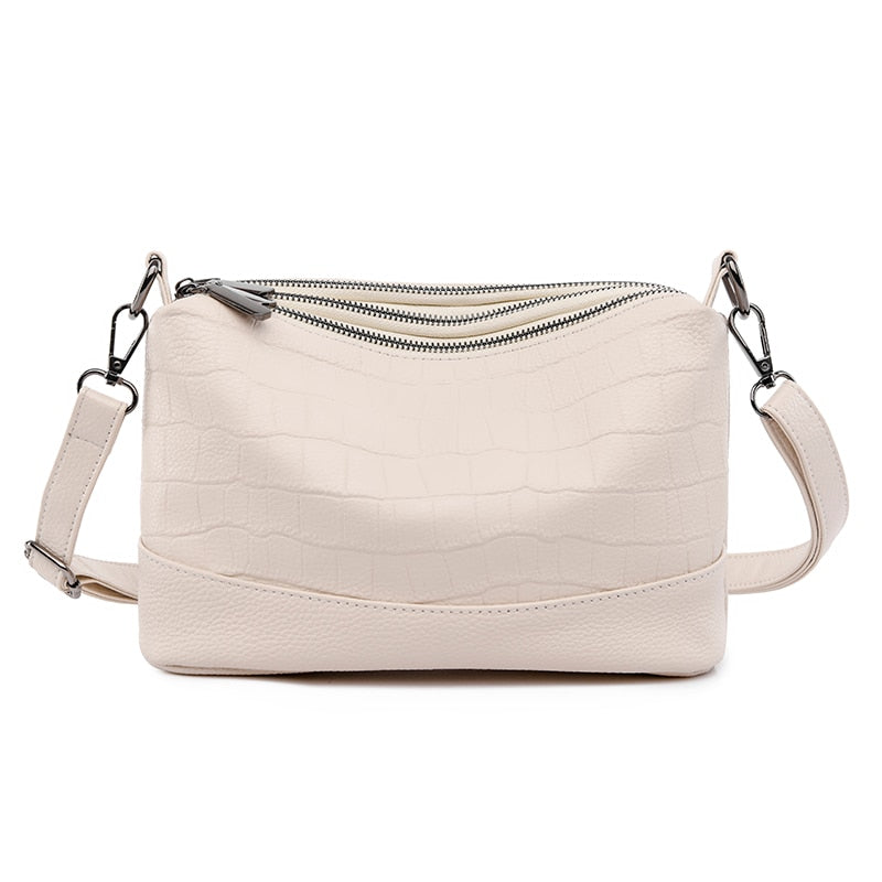 Bolsa Alicia em couro legítimo, compacta e funcional. Design minimalista, alça regulável e espaço ideal para itens essenciais com praticidade e estilo.