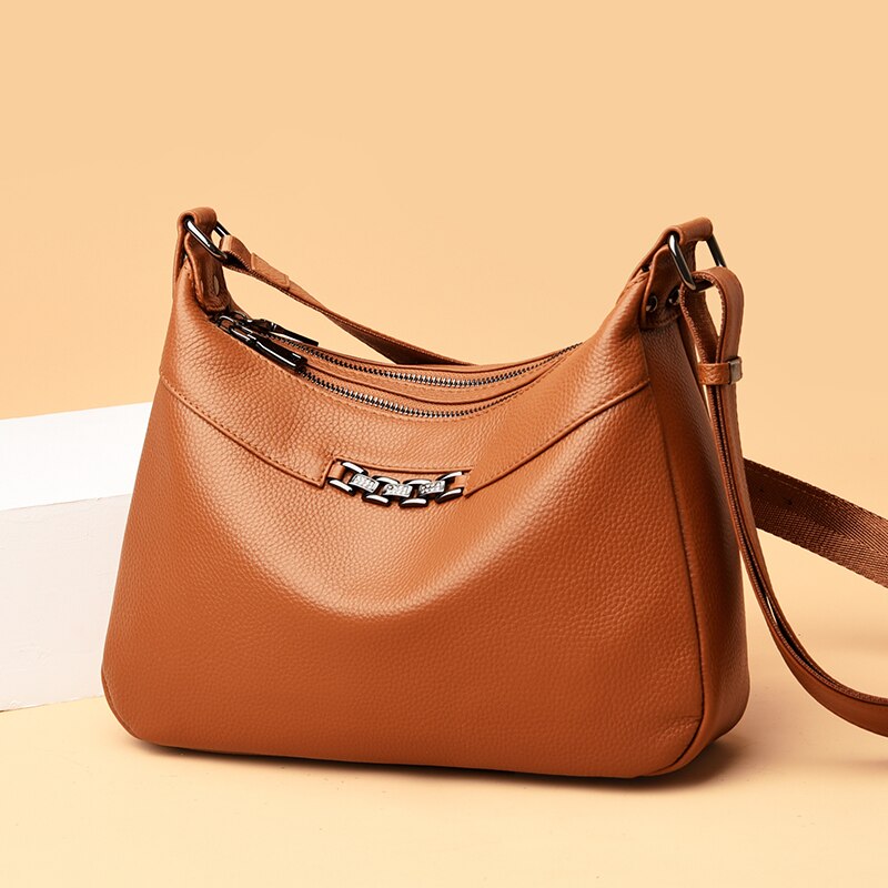 Bolsa Daiane em couro legítimo, leve e elegante. Design minimalista com alça ajustável, bolso externo e interior espaçoso para praticidade no dia a dia.