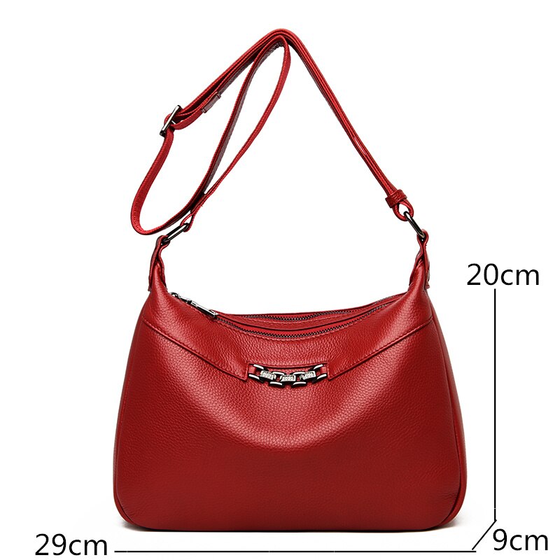 Bolsa Daiane em couro legítimo, leve e elegante. Design minimalista com alça ajustável, bolso externo e interior espaçoso para praticidade no dia a dia.