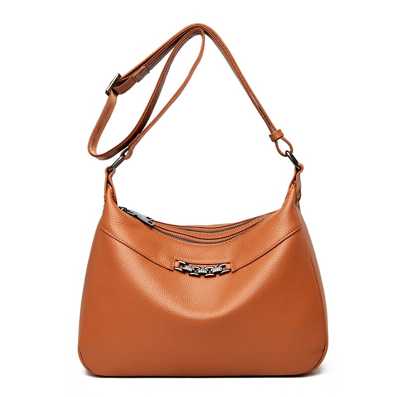 Bolsa Daiane em couro legítimo, leve e elegante. Design minimalista com alça ajustável, bolso externo e interior espaçoso para praticidade no dia a dia.