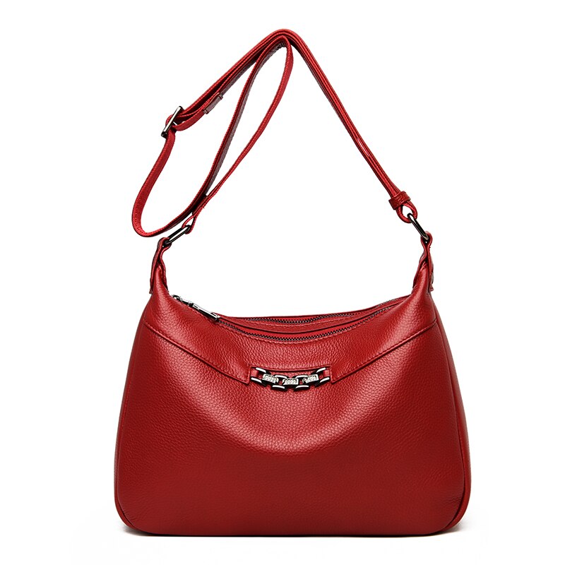 Bolsa Daiane em couro legítimo, leve e elegante. Design minimalista com alça ajustável, bolso externo e interior espaçoso para praticidade no dia a dia.