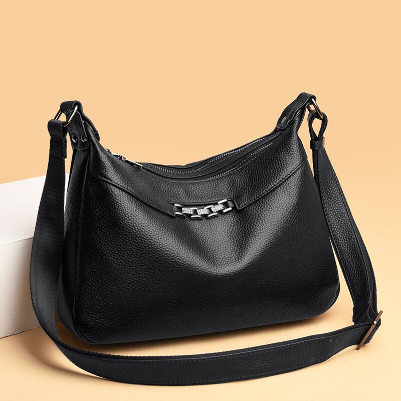 Bolsa Daiane em couro legítimo, leve e elegante. Design minimalista com alça ajustável, bolso externo e interior espaçoso para praticidade no dia a dia.