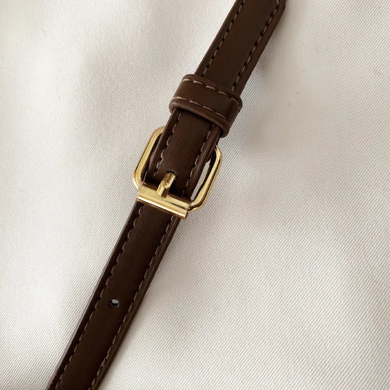 Bolsa Eva em material sintético, compacta, elegante e funcional. Com zíper, fecho de encaixe, alça ajustável e ótimo espaço interno para o dia a dia.