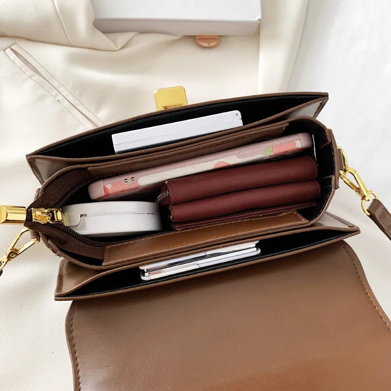 Bolsa Eva em material sintético, compacta, elegante e funcional. Com zíper, fecho de encaixe, alça ajustável e ótimo espaço interno para o dia a dia.