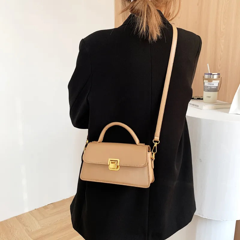 Bolsa Eva em material sintético, compacta, elegante e funcional. Com zíper, fecho de encaixe, alça ajustável e ótimo espaço interno para o dia a dia.