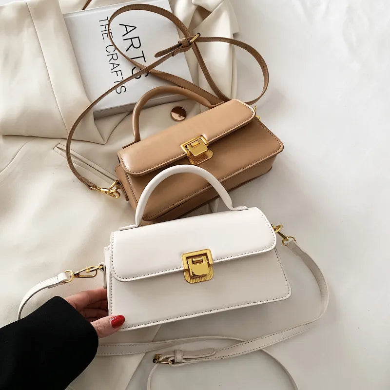 Bolsa Eva em material sintético, compacta, elegante e funcional. Com zíper, fecho de encaixe, alça ajustável e ótimo espaço interno para o dia a dia.