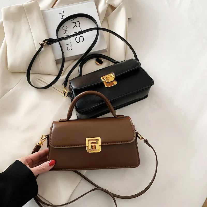 Bolsa Eva em material sintético, compacta, elegante e funcional. Com zíper, fecho de encaixe, alça ajustável e ótimo espaço interno para o dia a dia.