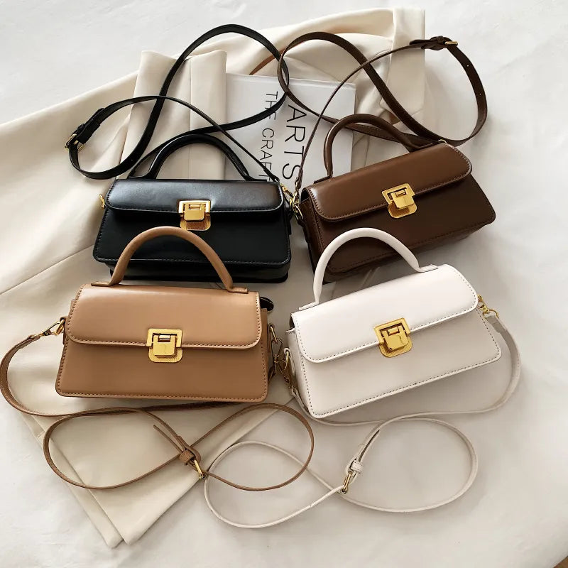 Bolsa Eva em material sintético, compacta, elegante e funcional. Com zíper, fecho de encaixe, alça ajustável e ótimo espaço interno para o dia a dia.