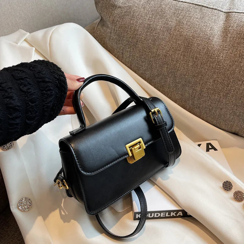 Bolsa Eva em material sintético, compacta, elegante e funcional. Com zíper, fecho de encaixe, alça ajustável e ótimo espaço interno para o dia a dia.