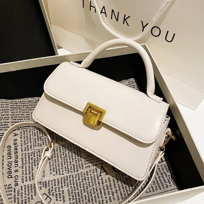 Bolsa Eva em material sintético, compacta, elegante e funcional. Com zíper, fecho de encaixe, alça ajustável e ótimo espaço interno para o dia a dia.