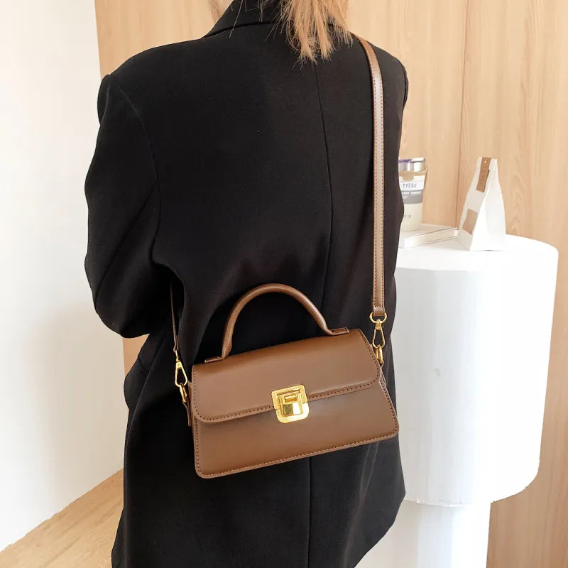 Bolsa Eva em material sintético, compacta, elegante e funcional. Com zíper, fecho de encaixe, alça ajustável e ótimo espaço interno para o dia a dia.