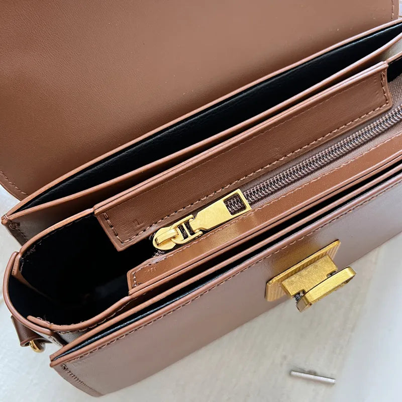 Bolsa Eva em material sintético, compacta, elegante e funcional. Com zíper, fecho de encaixe, alça ajustável e ótimo espaço interno para o dia a dia.