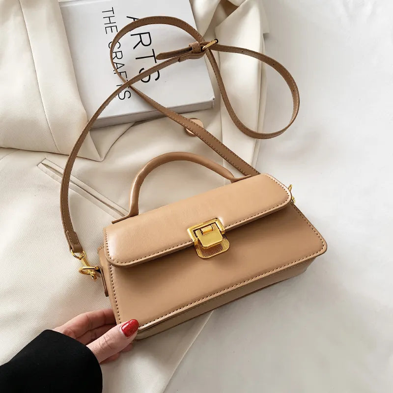 Bolsa Eva em material sintético, compacta, elegante e funcional. Com zíper, fecho de encaixe, alça ajustável e ótimo espaço interno para o dia a dia.