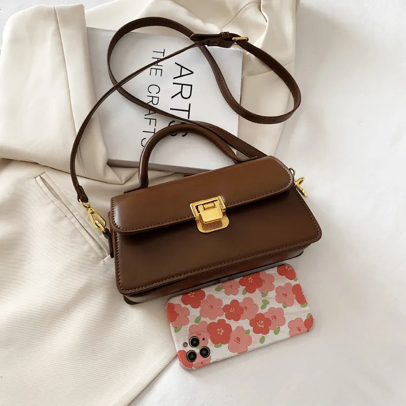 Bolsa Eva em material sintético, compacta, elegante e funcional. Com zíper, fecho de encaixe, alça ajustável e ótimo espaço interno para o dia a dia.