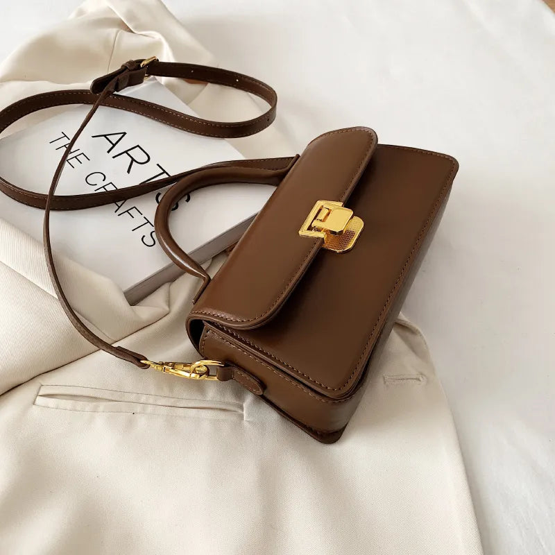 Bolsa Eva em material sintético, compacta, elegante e funcional. Com zíper, fecho de encaixe, alça ajustável e ótimo espaço interno para o dia a dia.