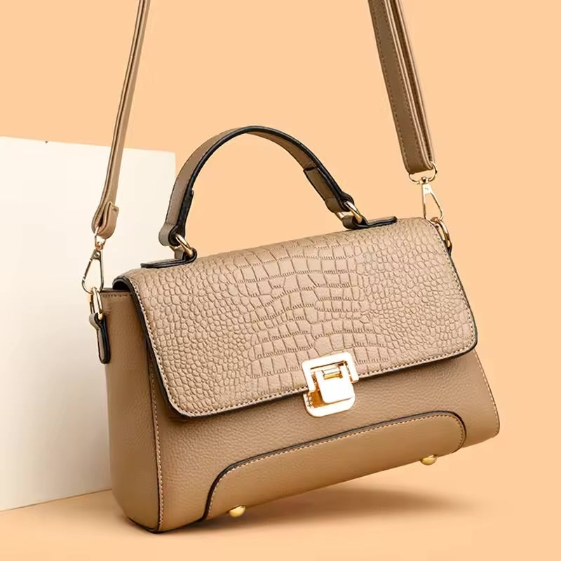 Bolsa Kelly média, elegante e funcional, com alças confortáveis e design clássico. Versátil e sofisticada, ideal para o dia a dia ou ocasiões especiais.