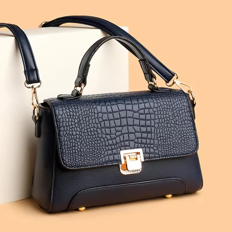 Bolsa Kelly média, elegante e funcional, com alças confortáveis e design clássico. Versátil e sofisticada, ideal para o dia a dia ou ocasiões especiais.