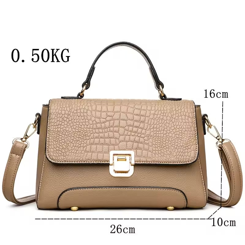 Bolsa Kelly média, elegante e funcional, com alças confortáveis e design clássico. Versátil e sofisticada, ideal para o dia a dia ou ocasiões especiais.