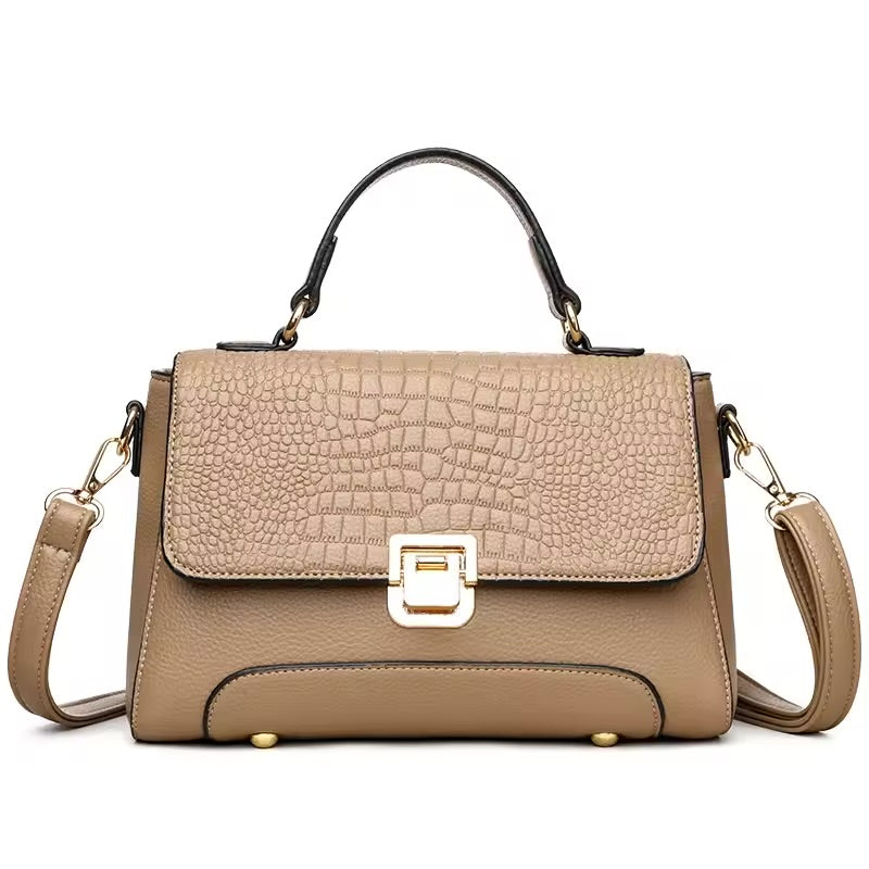 Bolsa Kelly média, elegante e funcional, com alças confortáveis e design clássico. Versátil e sofisticada, ideal para o dia a dia ou ocasiões especiais.