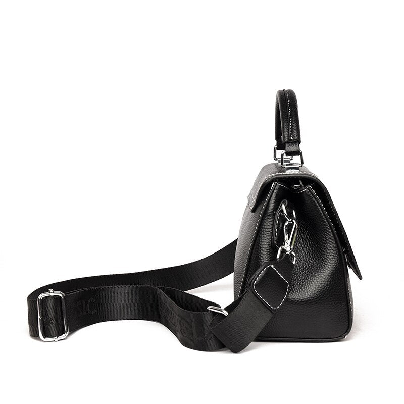 Bolsa Laura em couro legítimo, compacta, elegante e versátil. Com alça ajustável, zíper, botão magnético e divisórias para praticidade no dia a dia.