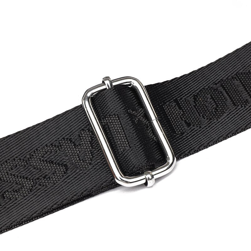 Bolsa Laura em couro legítimo, compacta, elegante e versátil. Com alça ajustável, zíper, botão magnético e divisórias para praticidade no dia a dia.