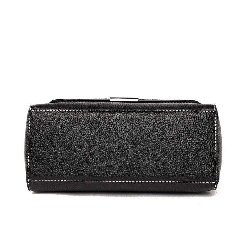 Bolsa Laura em couro legítimo, compacta, elegante e versátil. Com alça ajustável, zíper, botão magnético e divisórias para praticidade no dia a dia.