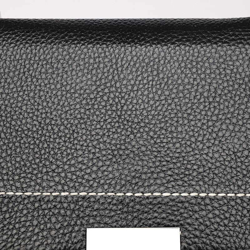 Bolsa Laura em couro legítimo, compacta, elegante e versátil. Com alça ajustável, zíper, botão magnético e divisórias para praticidade no dia a dia.