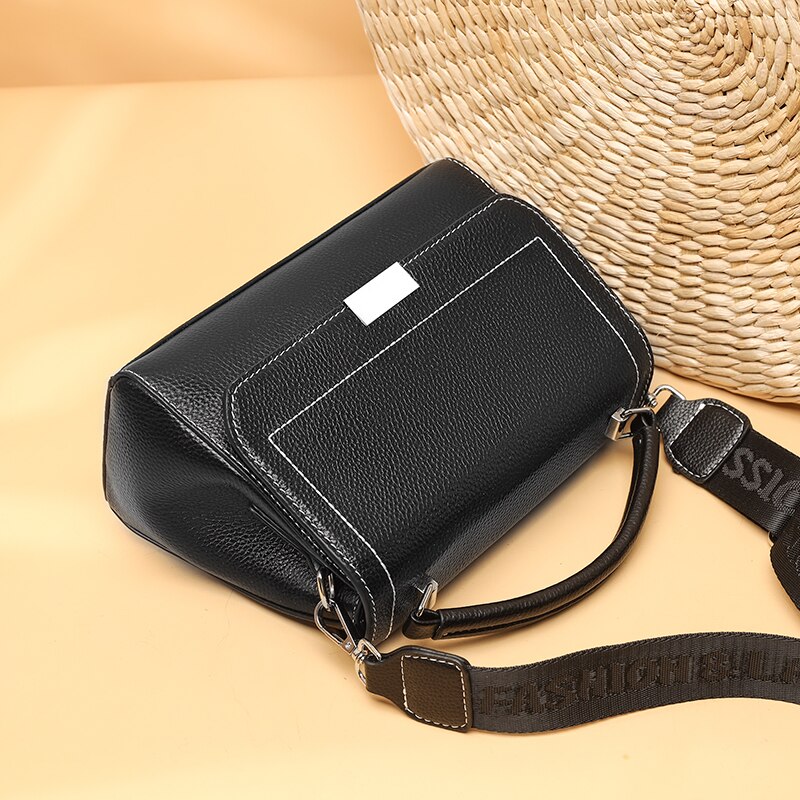 Bolsa Laura em couro legítimo, compacta, elegante e versátil. Com alça ajustável, zíper, botão magnético e divisórias para praticidade no dia a dia.