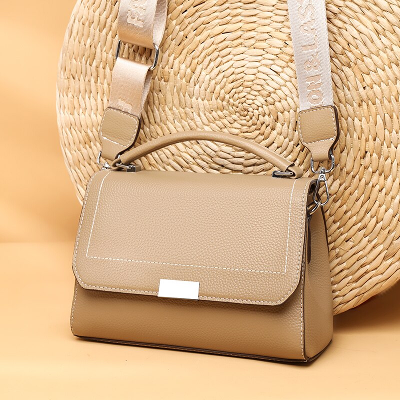 Bolsa Laura em couro legítimo, compacta, elegante e versátil. Com alça ajustável, zíper, botão magnético e divisórias para praticidade no dia a dia.