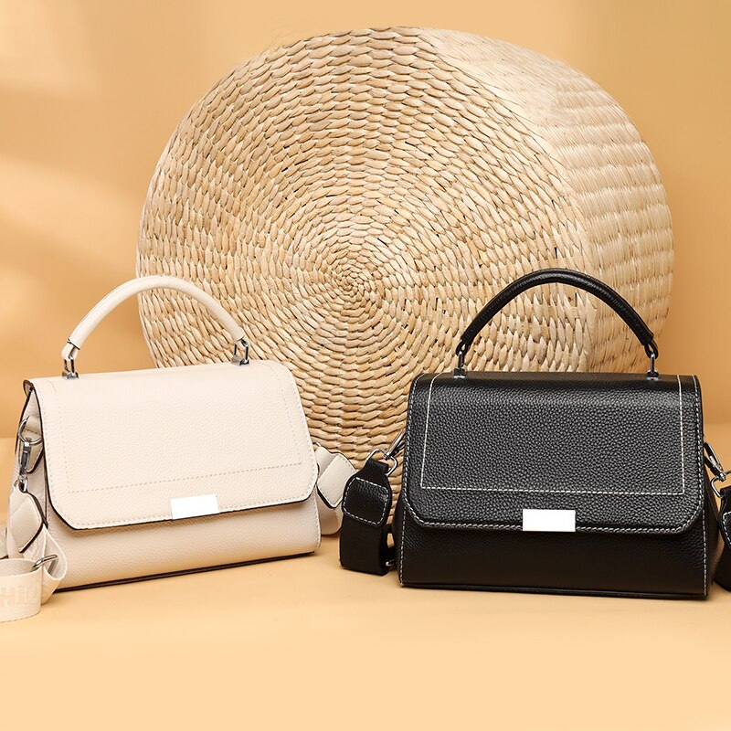 Bolsa Laura em couro legítimo, compacta, elegante e versátil. Com alça ajustável, zíper, botão magnético e divisórias para praticidade no dia a dia.