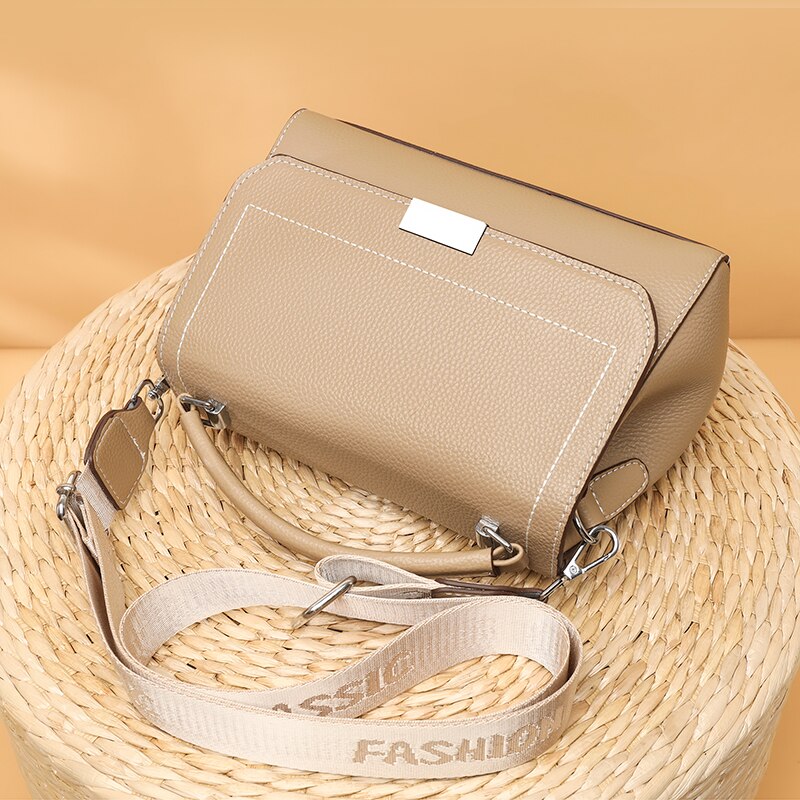 Bolsa Laura em couro legítimo, compacta, elegante e versátil. Com alça ajustável, zíper, botão magnético e divisórias para praticidade no dia a dia.