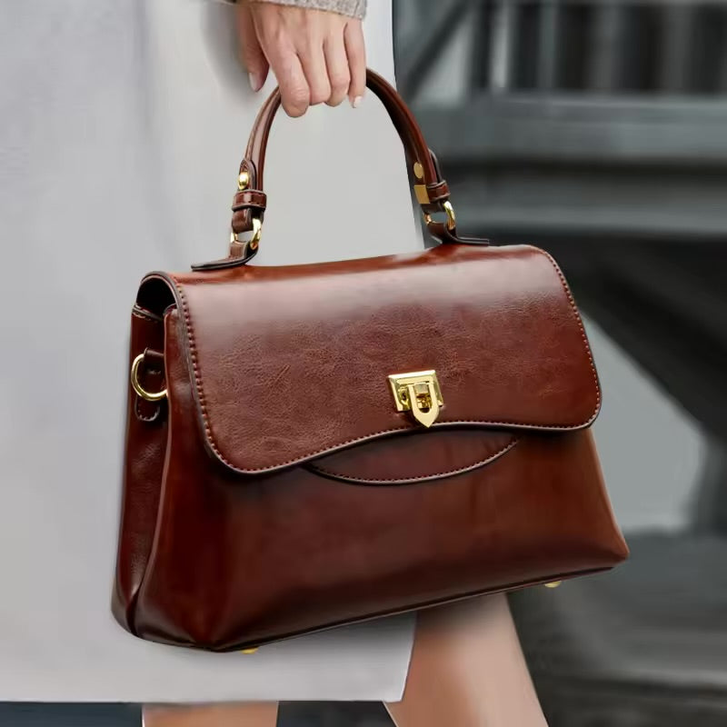 Bolsa Luara média, elegante e versátil, com design atemporal. Alças confortáveis e estrutura sofisticada, ideal para o dia a dia e ocasiões especiais.