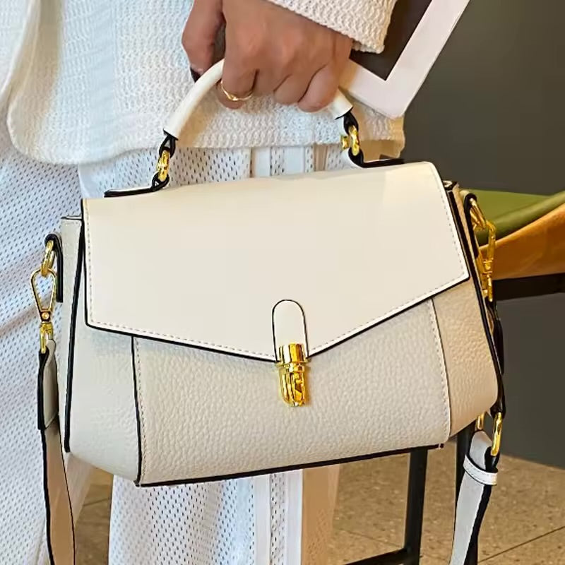 Bolsa Nívea com design clássico, elegante e funcional. Feita com material de alta qualidade, tem acabamento refinado, zíper robusto e detalhes sofisticados.