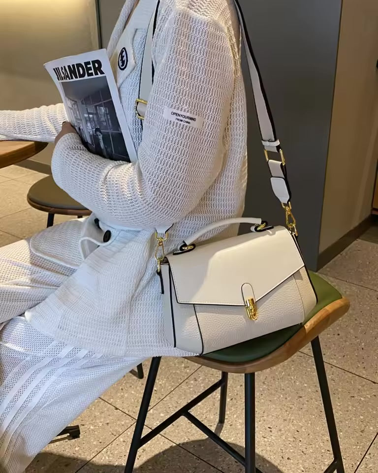 Bolsa Nívea com design clássico, elegante e funcional. Feita com material de alta qualidade, tem acabamento refinado, zíper robusto e detalhes sofisticados.