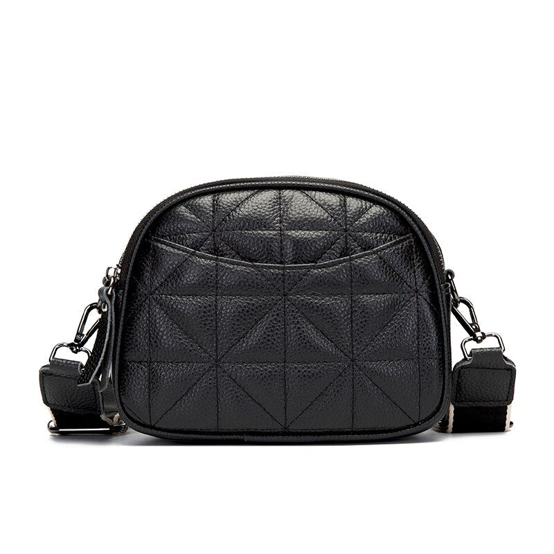 Bolsa Rayza em couro legítimo, compacta, elegante e funcional. Ideal para o dia a dia, com espaço interno bem distribuído para itens essenciais.