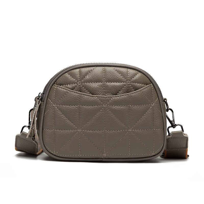 Bolsa Rayza em couro legítimo, compacta, elegante e funcional. Ideal para o dia a dia, com espaço interno bem distribuído para itens essenciais.