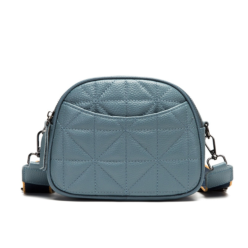 Bolsa Rayza em couro legítimo, compacta, elegante e funcional. Ideal para o dia a dia, com espaço interno bem distribuído para itens essenciais.