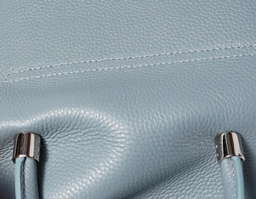 Bolsa Valentina em couro legítimo, estilo carteiro. Compacta, elegante e durável, com design minimalista ideal para looks casuais ou sofisticados.