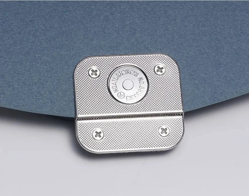 Bolsa Valentina em couro legítimo, estilo carteiro. Compacta, elegante e durável, com design minimalista ideal para looks casuais ou sofisticados.