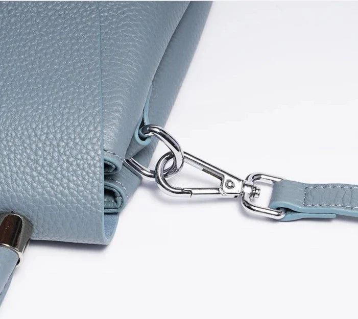 Bolsa Valentina em couro legítimo, estilo carteiro. Compacta, elegante e durável, com design minimalista ideal para looks casuais ou sofisticados.