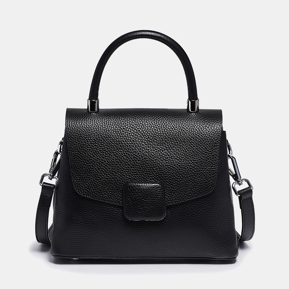 Bolsa Valentina em couro legítimo, estilo carteiro. Compacta, elegante e durável, com design minimalista ideal para looks casuais ou sofisticados.