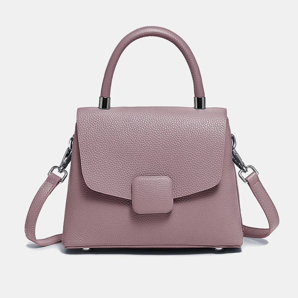 Bolsa Valentina em couro legítimo, estilo carteiro. Compacta, elegante e durável, com design minimalista ideal para looks casuais ou sofisticados.