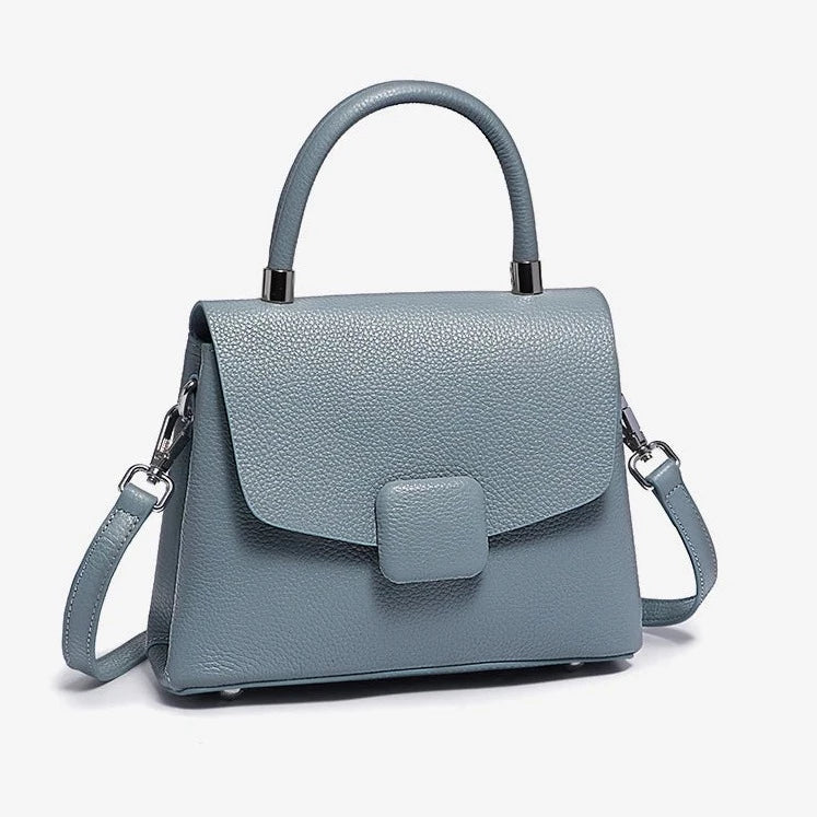 Bolsa Valentina em couro legítimo, estilo carteiro. Compacta, elegante e durável, com design minimalista ideal para looks casuais ou sofisticados.