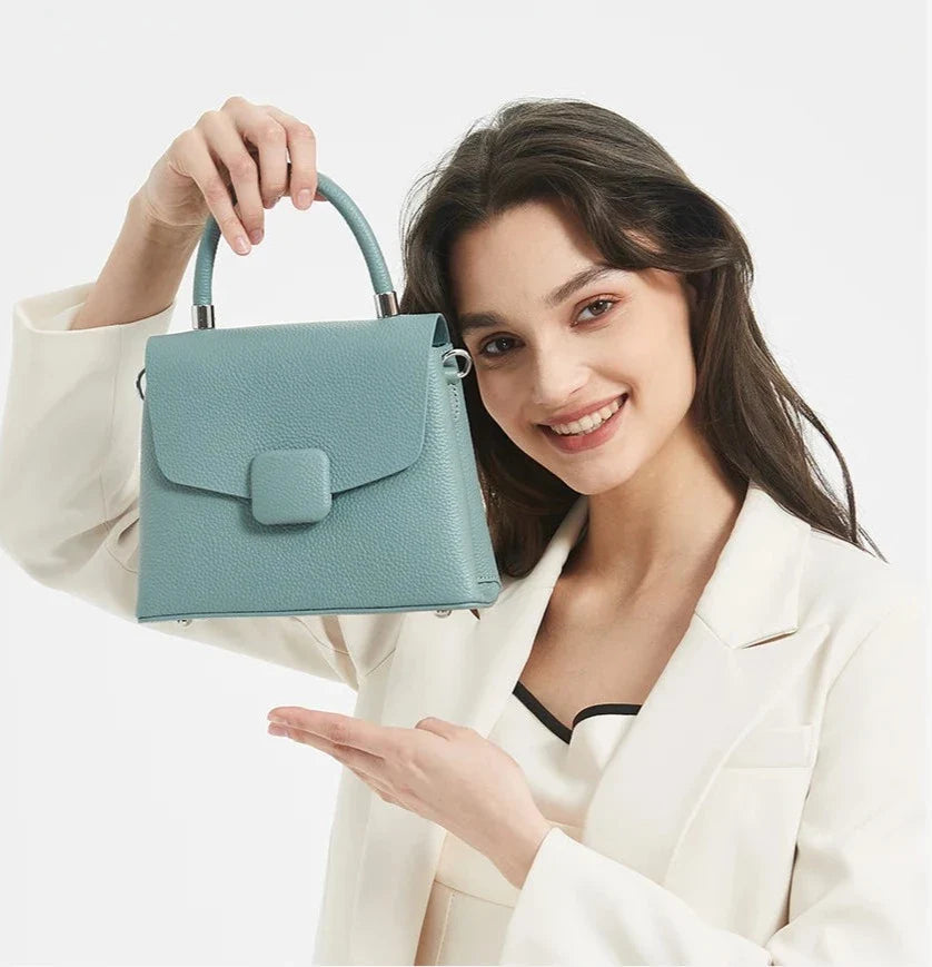 Bolsa Valentina em couro legítimo, estilo carteiro. Compacta, elegante e durável, com design minimalista ideal para looks casuais ou sofisticados.