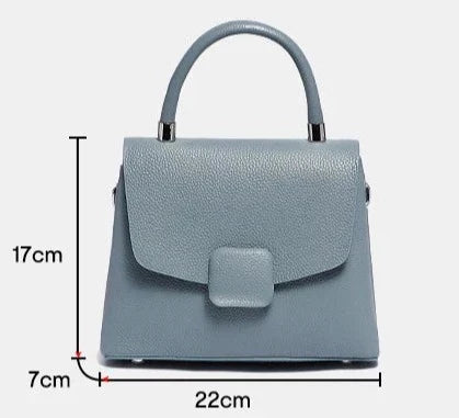 Bolsa Valentina em couro legítimo, estilo carteiro. Compacta, elegante e durável, com design minimalista ideal para looks casuais ou sofisticados.