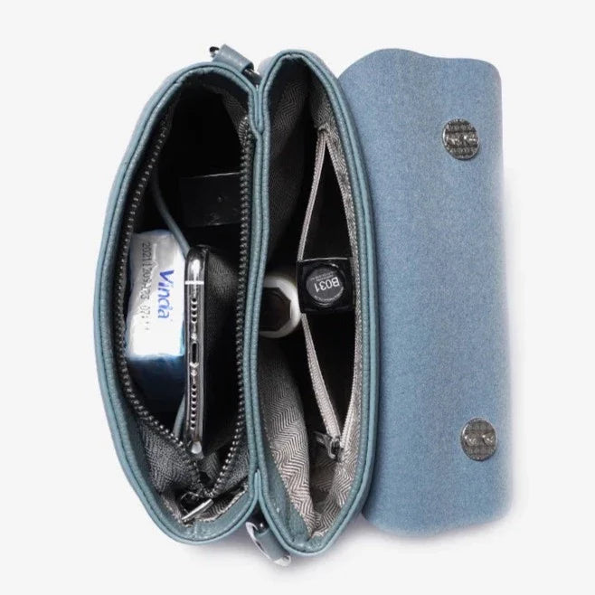 Bolsa Valentina em couro legítimo, estilo carteiro. Compacta, elegante e durável, com design minimalista ideal para looks casuais ou sofisticados.